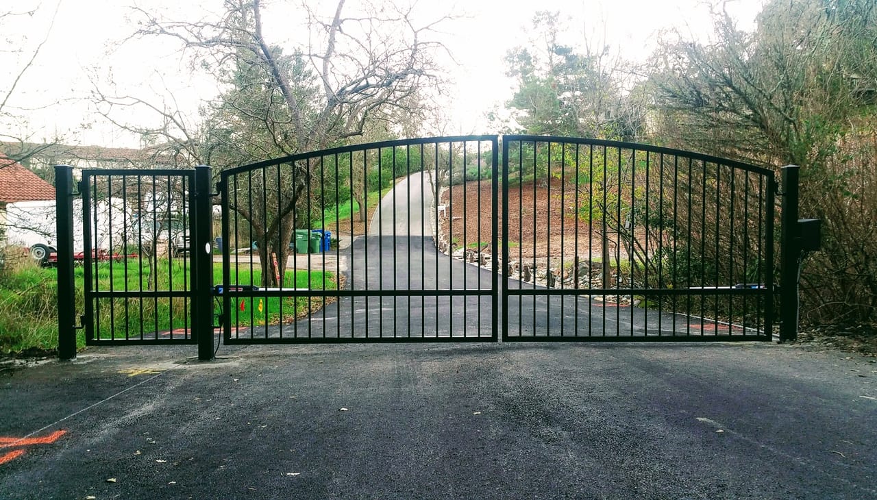 driveway gate in Tucson — installer tips
